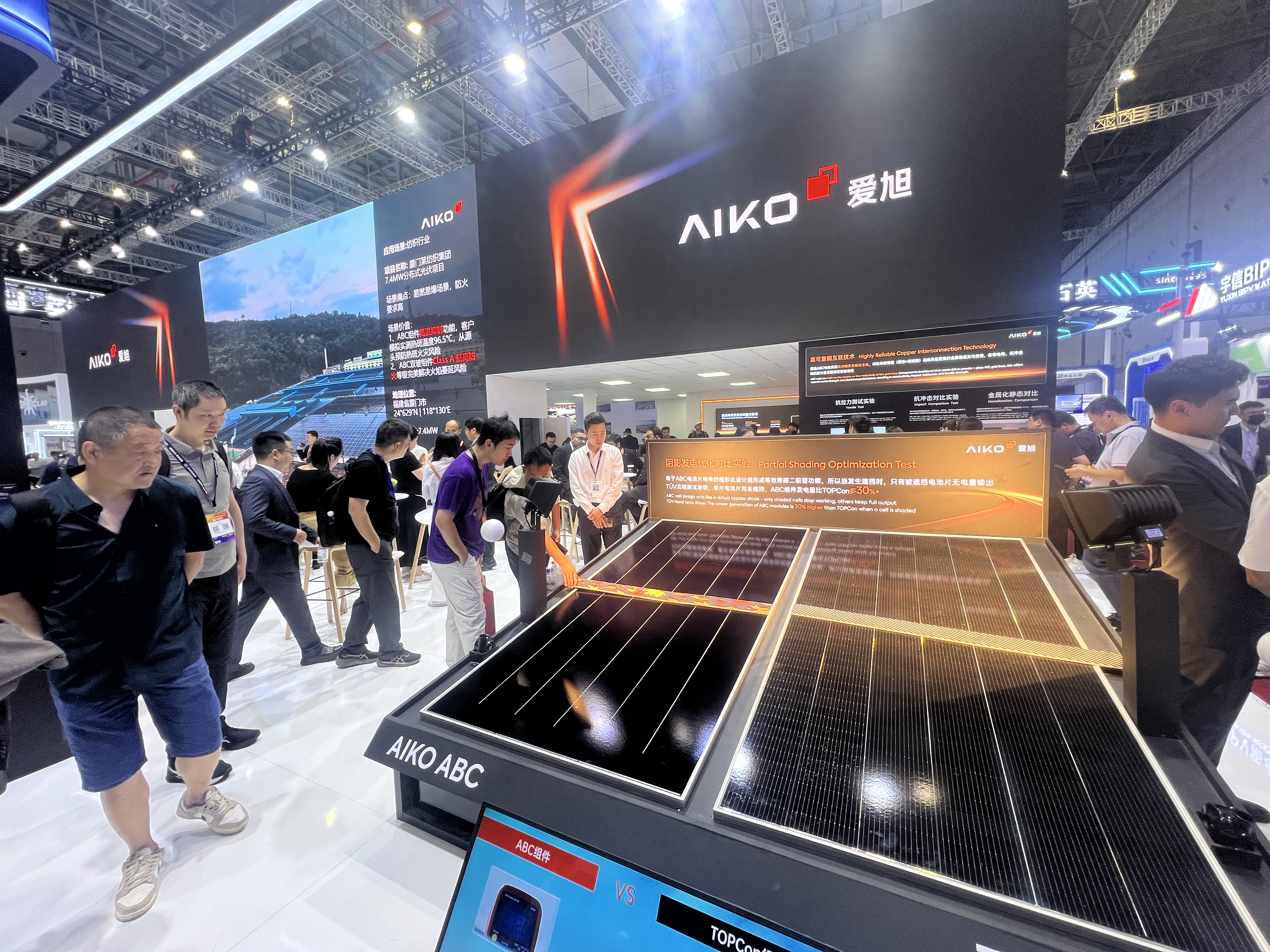 Демонстрація сонячної панелі Aiko ABC на стенді Aiko Solar, тест часткового затінення порівняно з TOPCon, SNEC 2026