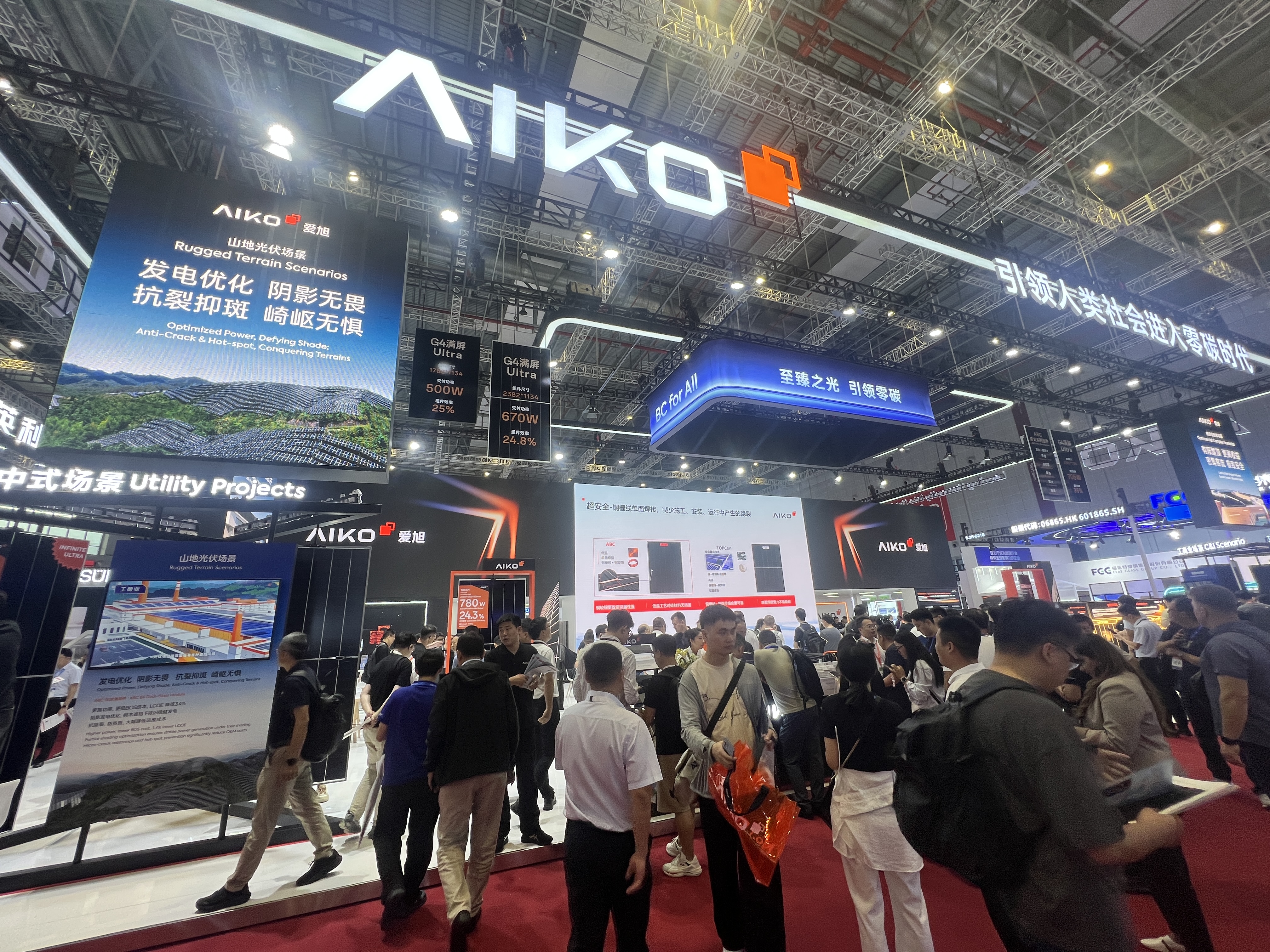 Стенд Aiko Solar на SNEC PV Power Expo 2026, сонячні панелі серії G4 Ultra з ККД 25% та технологія BC for All
