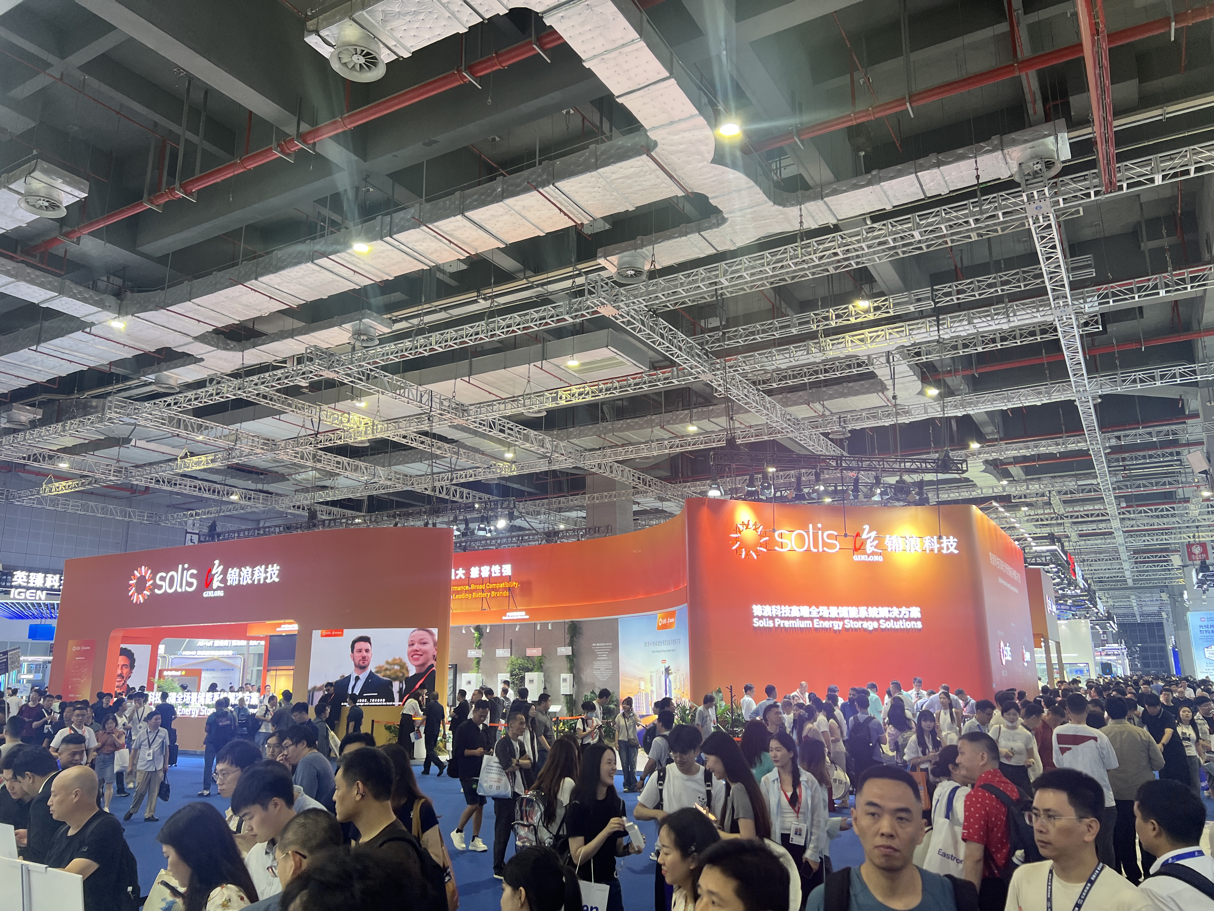 Стенд Solis (Ginlong) на виставці SNEC PV Power Expo 2026 — преміум рішення для накопичення енергії з ШІ-керуванням